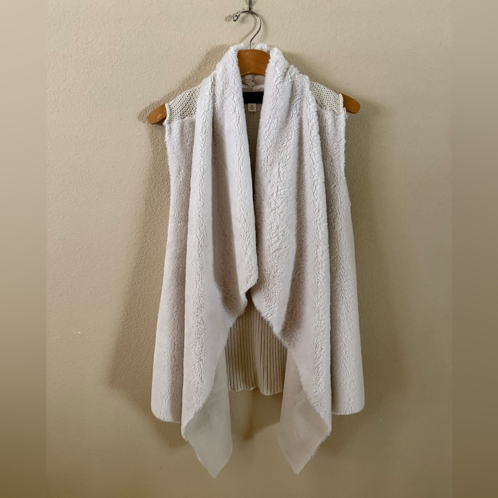 Francesca’s Blue Rain Cream Sleeveless Open Front Faux Fur and Crochet Vest